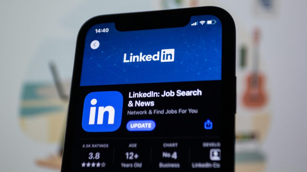 Comment utiliser LinkedIn pour décrocher un emploi rapidement ? Close-up image of the LinkedIn app update screen on a smartphone display.