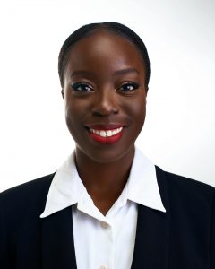 Comment utiliser LinkedIn pour décrocher un emploi rapidement ? Confident African woman in black suit and white blouse. Ideal for business presentations.
