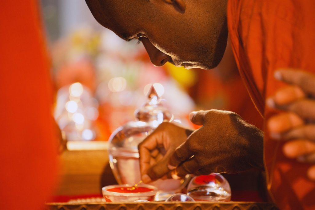 Gagner du temps au quotidien : 5 stratégies pour être plus efficace monk, focused, task, engage, buddhist monk, sri lankan
